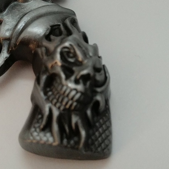 New Cast Metal Belt Buckle Revolver with Skull - Picture 2 of 12